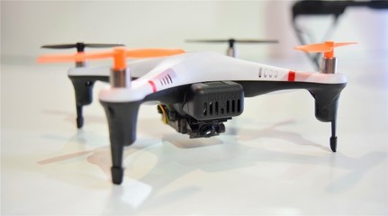 跨界创新还是“不务正业”？——模型厂商进军智能无人飞行器制造的机遇与挑战